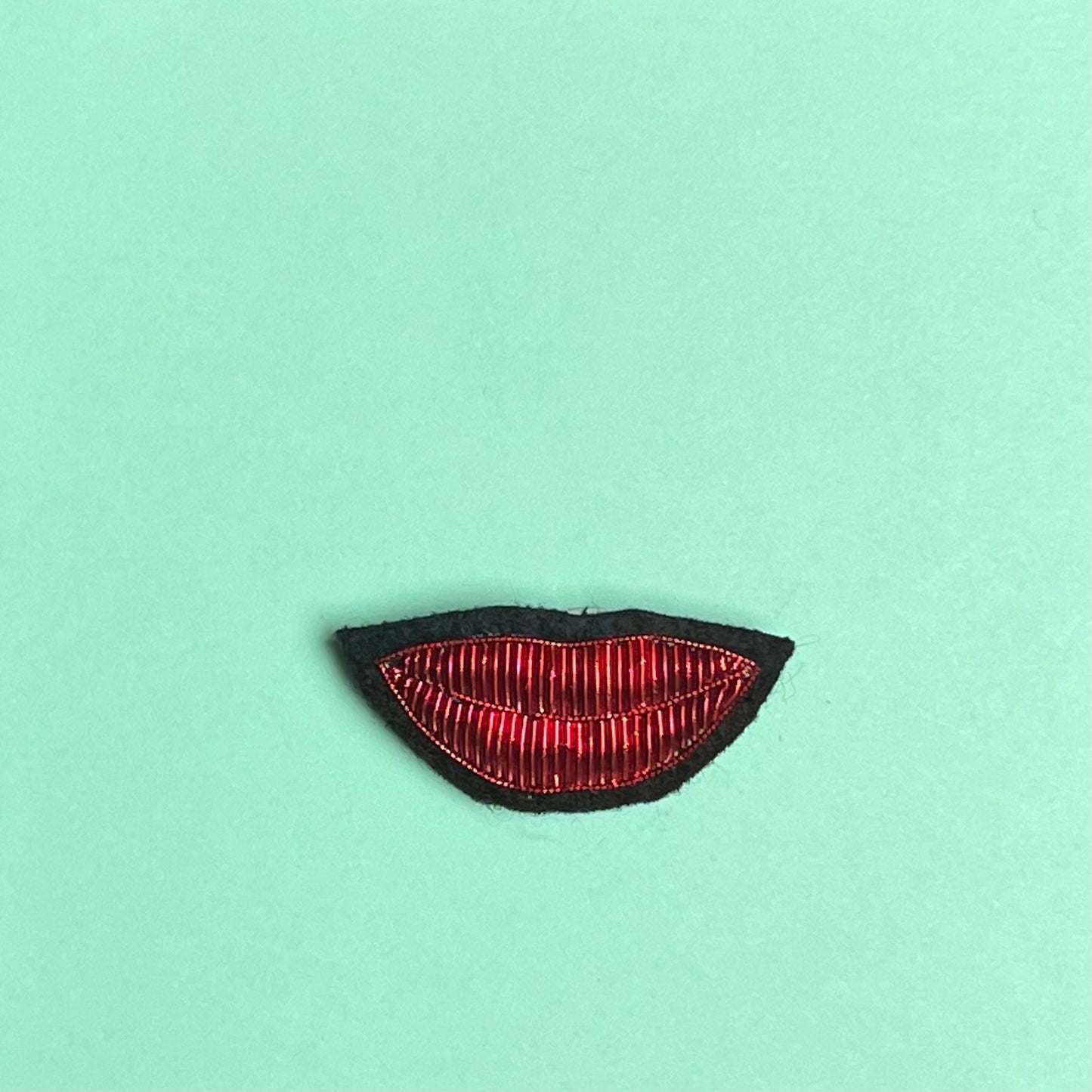 BROCHE-LÈVRES