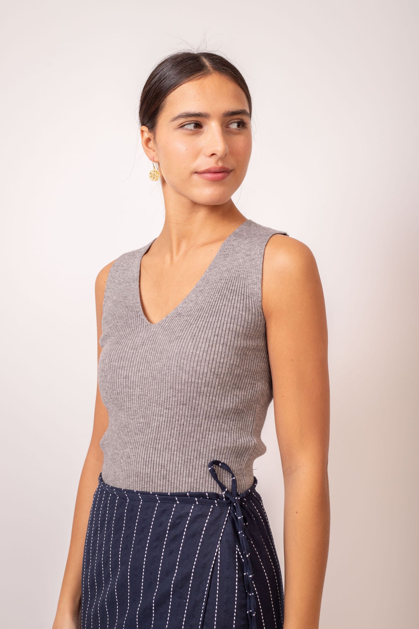 DÉBARDEUR EN MAILLE GRIS