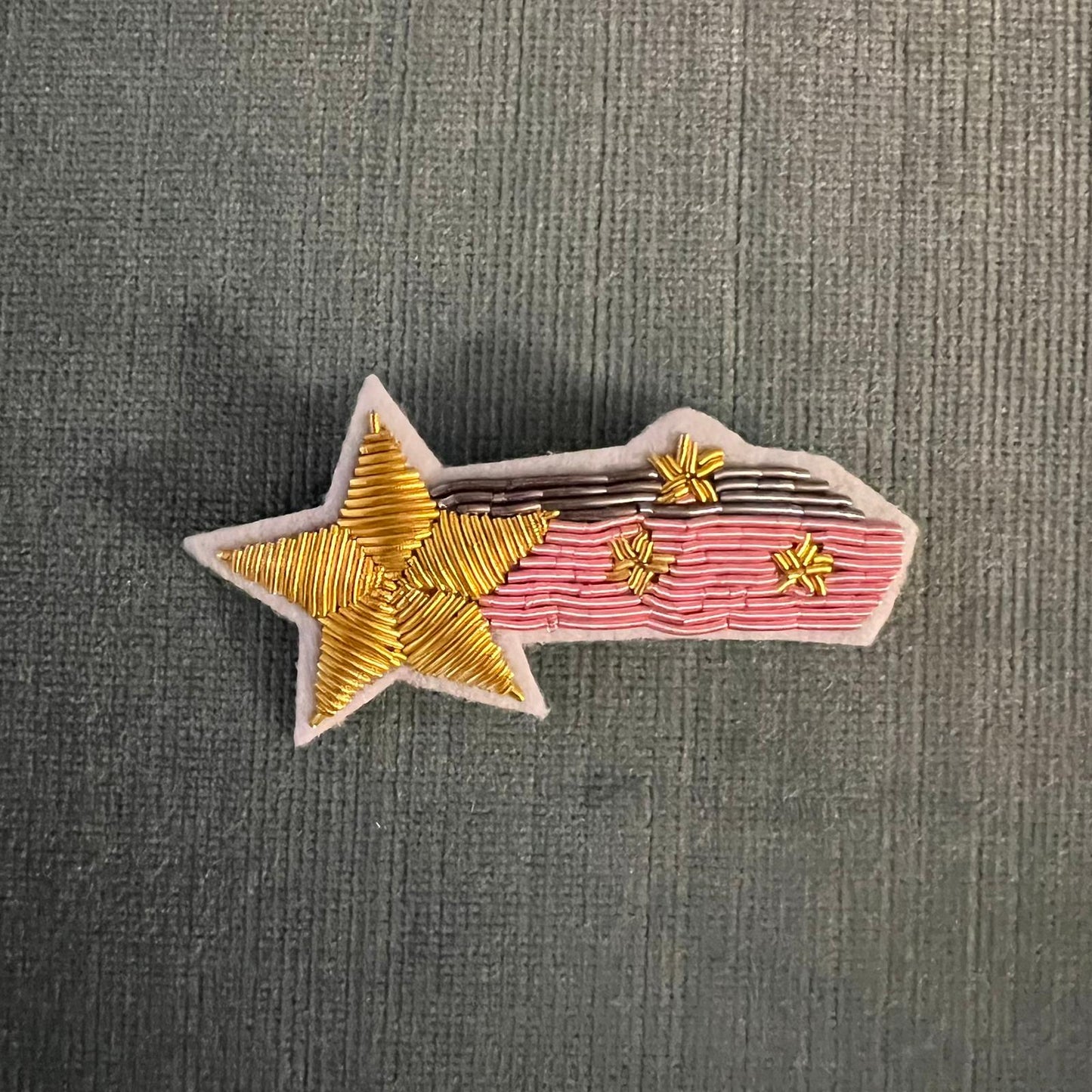 broche brodée main hand embroidered pin