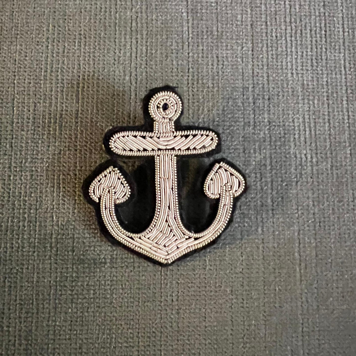 broche brodée main hand embroidered pin