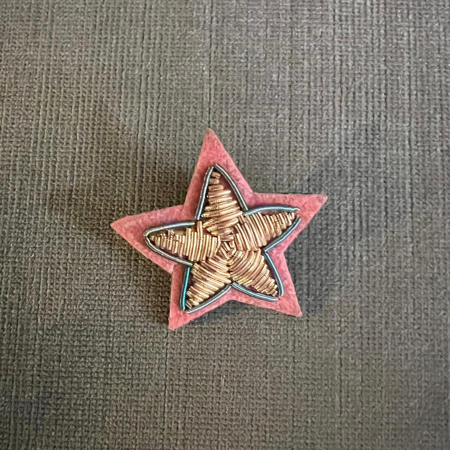 broche brodée main hand embroidered pin