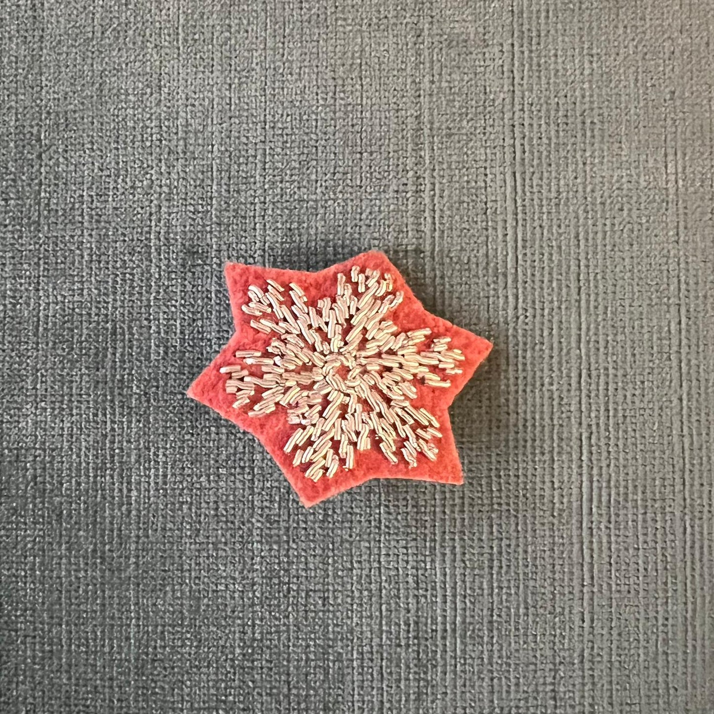 BROCHE - FLOCON BLANC ET ROSE