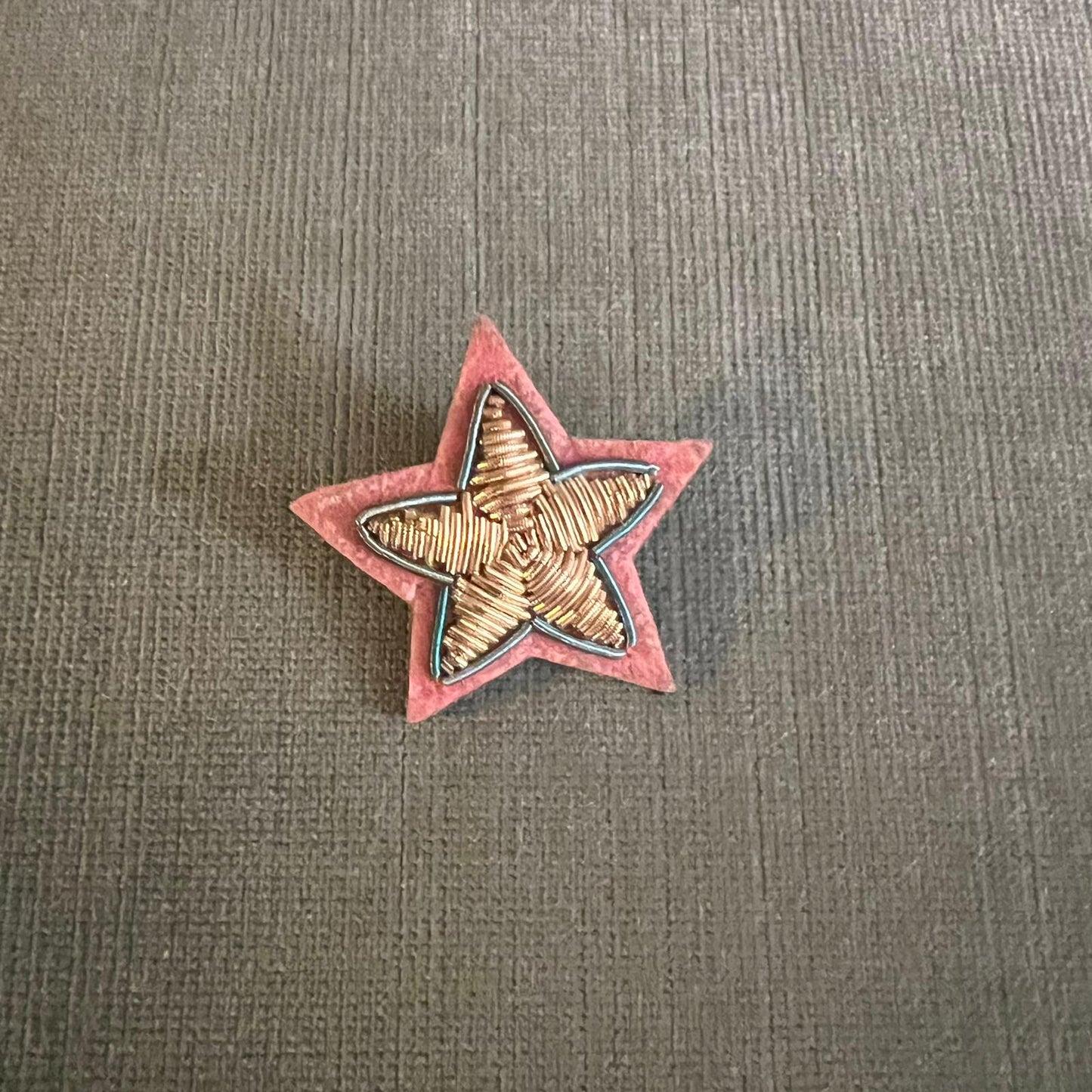 broche brodée main hand embroidered pin