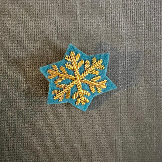 broche brodée main hand embroidered pin