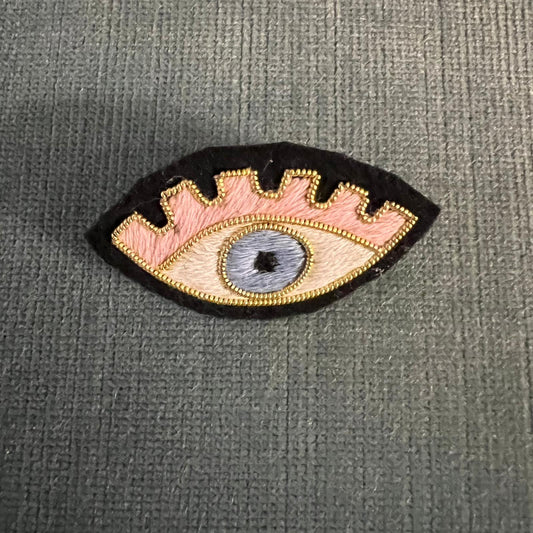 broche brodée main hand embroidered pin