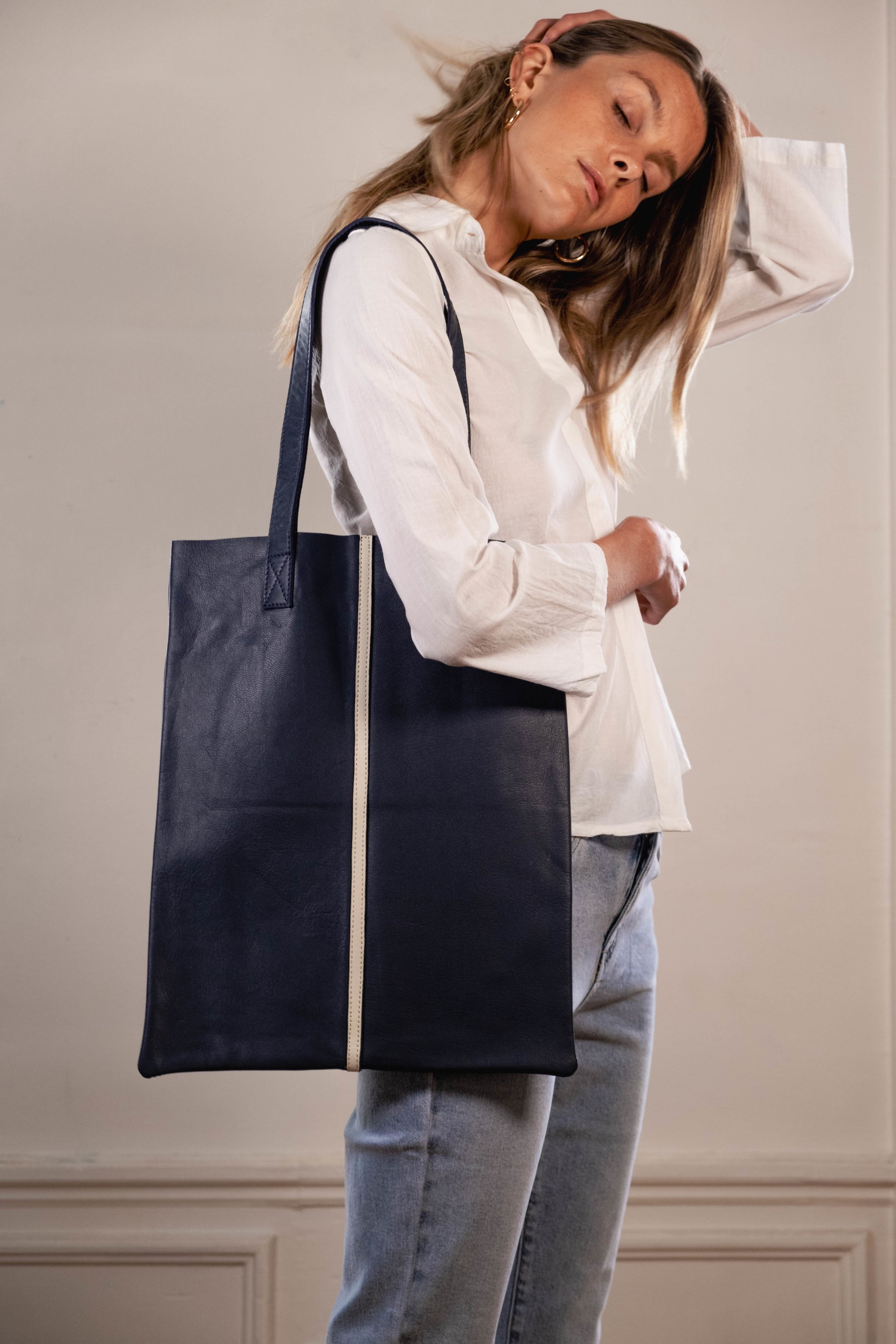 tote bag sac cuir bleu marine maroquinerie accessoire femme creation paris